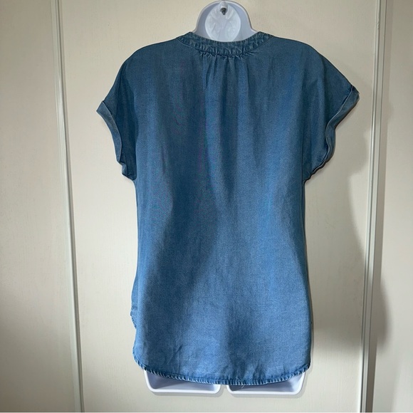 GAP Women’s Denim Blue Chambray V-Neck Roll Cap Sleeve Top- Size Small - Picture 2 of 10
